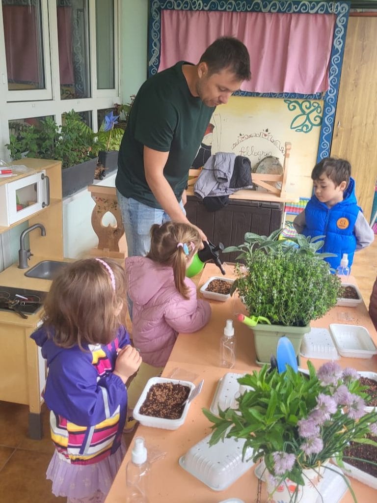 Copii plantând microplante la atelier