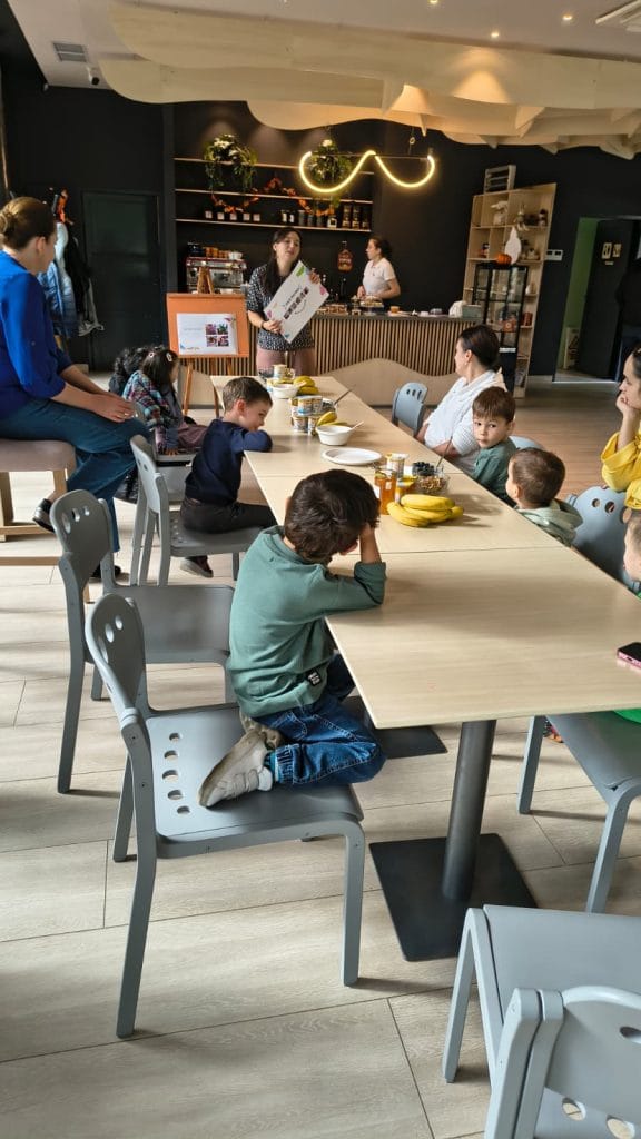 Atelier Desert Prietenos - Iaurt cu fructe, nuci și miere susținut de Asociația Bioza prin Oana Teslaru la Nest - Parcul Copiilor Timișoara