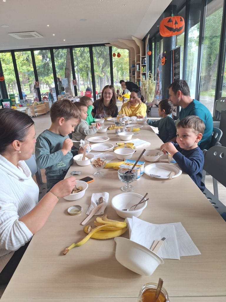 Atelier Desert Prietenos - Iaurt cu fructe, nuci și miere susținut de Asociația Bioza prin Oana Teslaru la Nest - Parcul Copiilor Timișoara