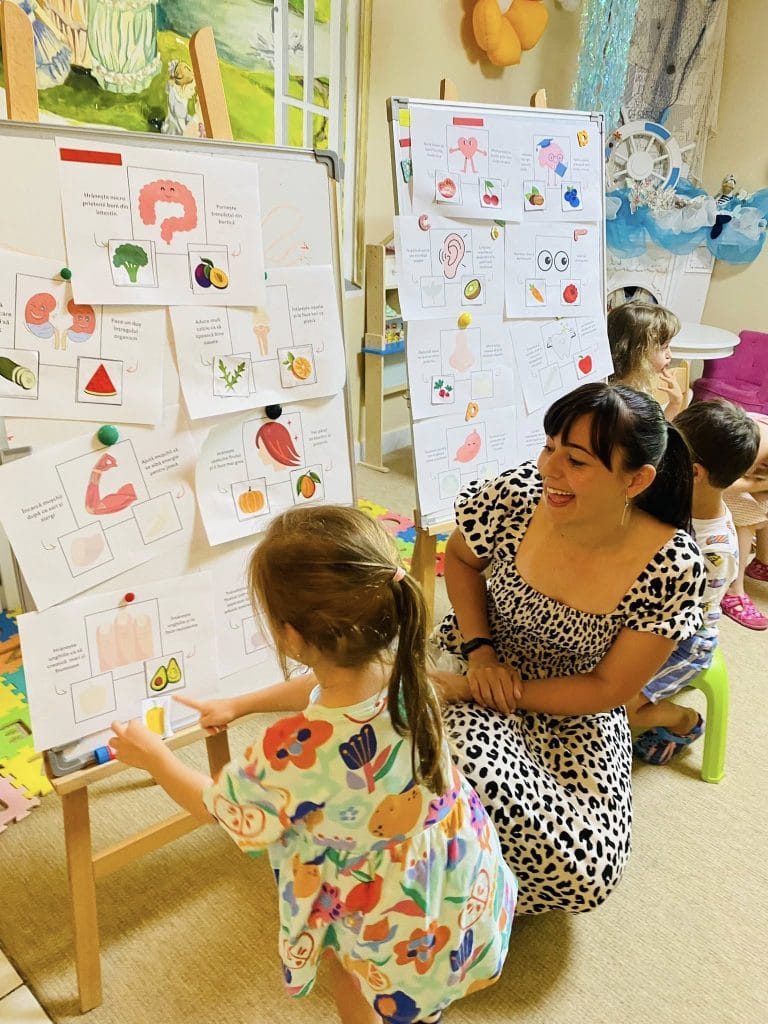 Copii plantând microplante la atelier