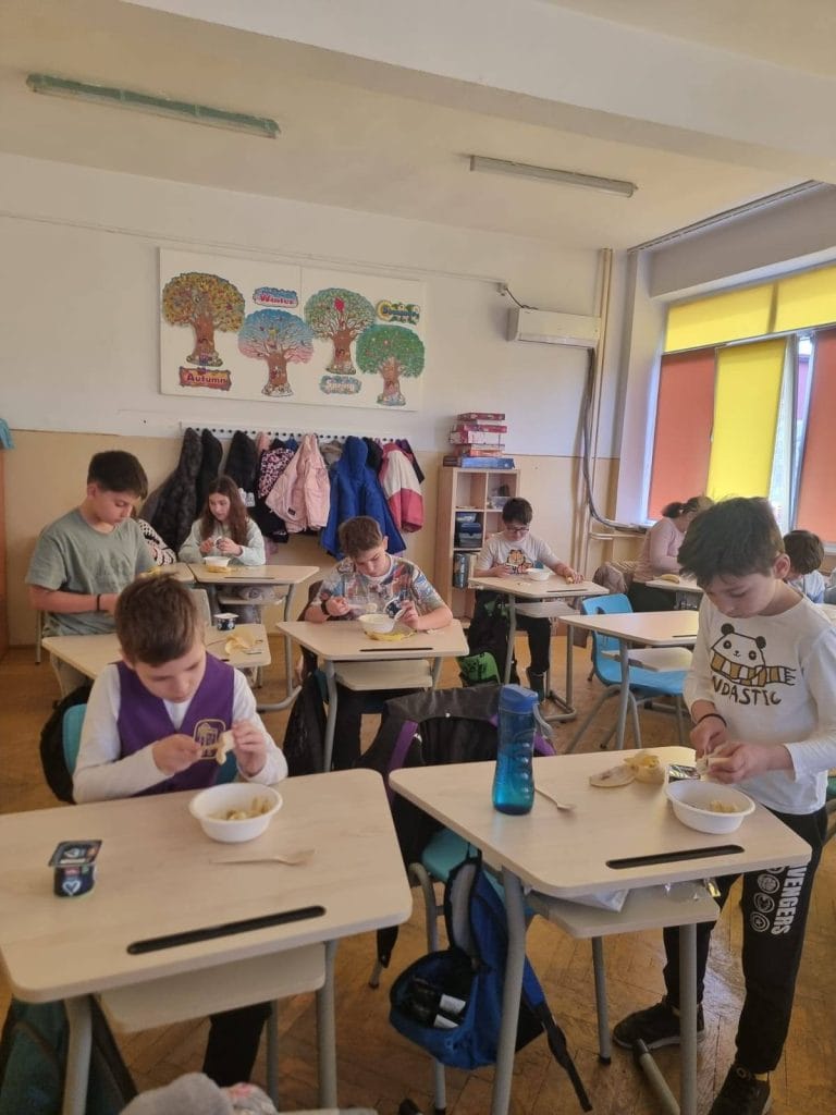 Atelier desert prietenos – clasa a 4-a susținute de Asociația Bioza prin Oana Teslaru la Școala Gimnazială nr. 13 Timișoara