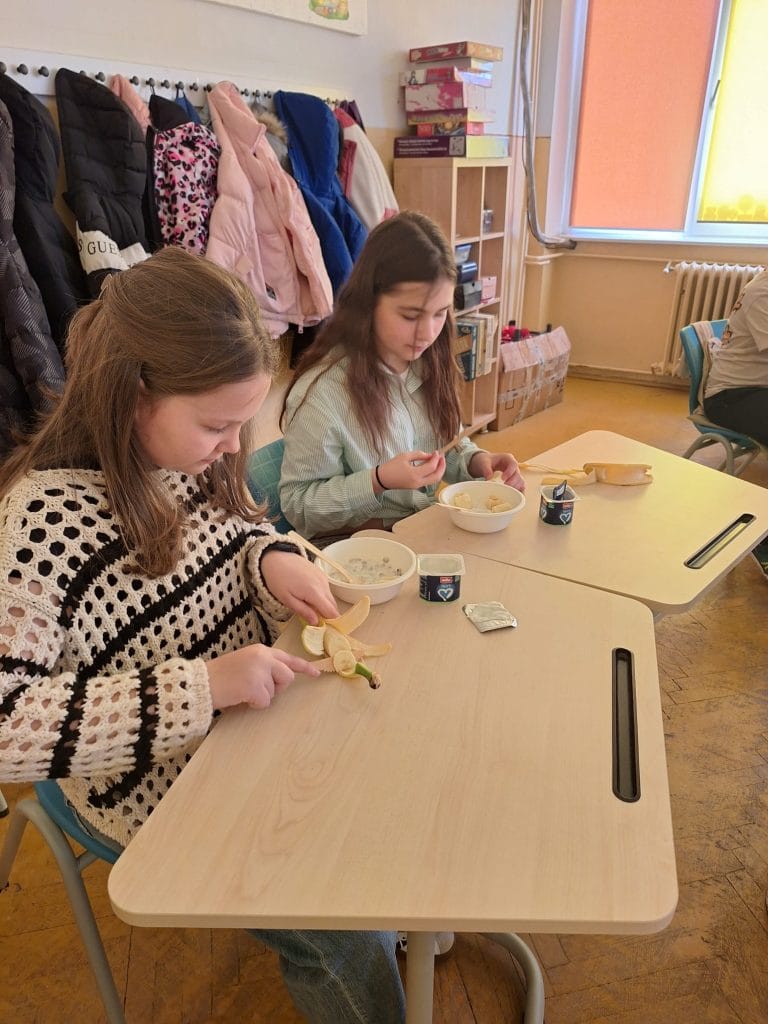 Atelier desert prietenos – clasa a 4-a susținute de Asociația Bioza prin Oana Teslaru la Școala Gimnazială nr. 13 Timișoara