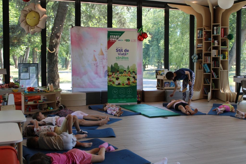 Atelier de mișcare și yoga – Corpul care se mișcă bine susținute de Asociația Bioza prin Oana Teslaru la Comunitatea locală Timișoara