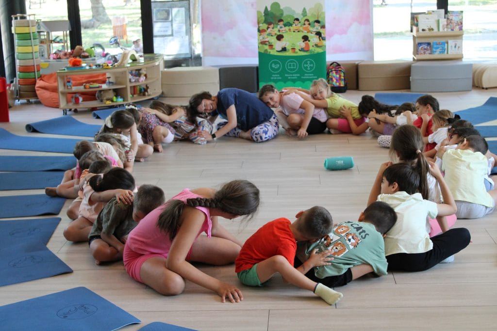 Atelier de mișcare și yoga – Corpul care se mișcă bine susținute de Asociația Bioza prin Oana Teslaru la Comunitatea locală Timișoara