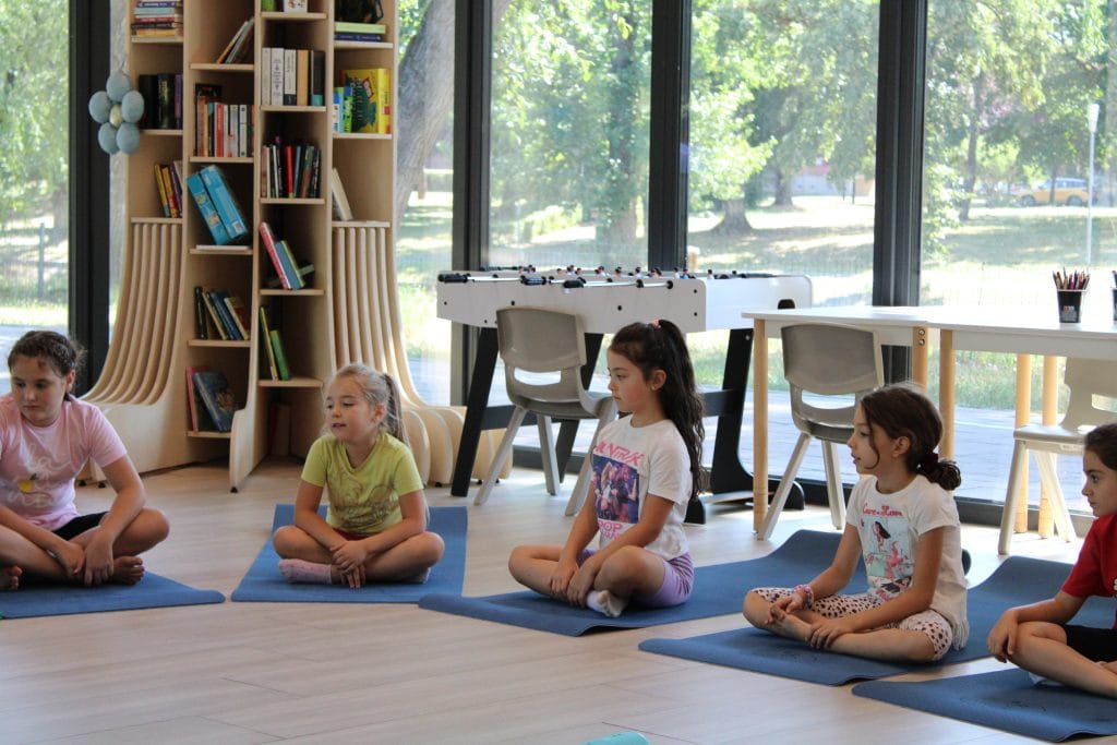 Atelier de mișcare și yoga – Corpul care se mișcă bine susținute de Asociația Bioza prin Oana Teslaru la Comunitatea locală Timișoara
