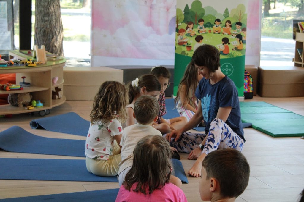Atelier de mișcare și yoga – Corpul care se mișcă bine susținute de Asociația Bioza prin Oana Teslaru la Comunitatea locală Timișoara