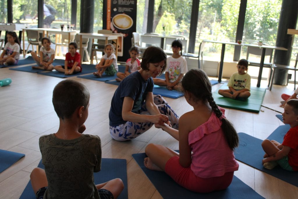 Atelier de mișcare și yoga – Corpul care se mișcă bine susținute de Asociația Bioza prin Oana Teslaru la Comunitatea locală Timișoara