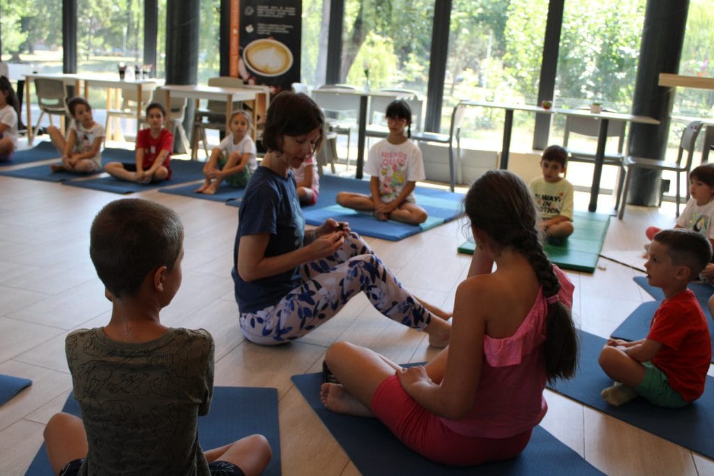 Atelier de mișcare și yoga – Corpul care se mișcă bine susținute de Asociația Bioza prin Oana Teslaru la Comunitatea locală Timișoara