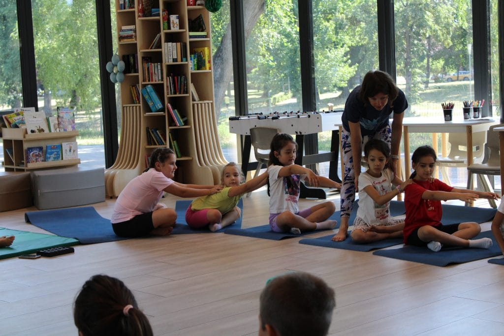 Atelier de mișcare și yoga – Corpul care se mișcă bine susținute de Asociația Bioza prin Oana Teslaru la Comunitatea locală Timișoara