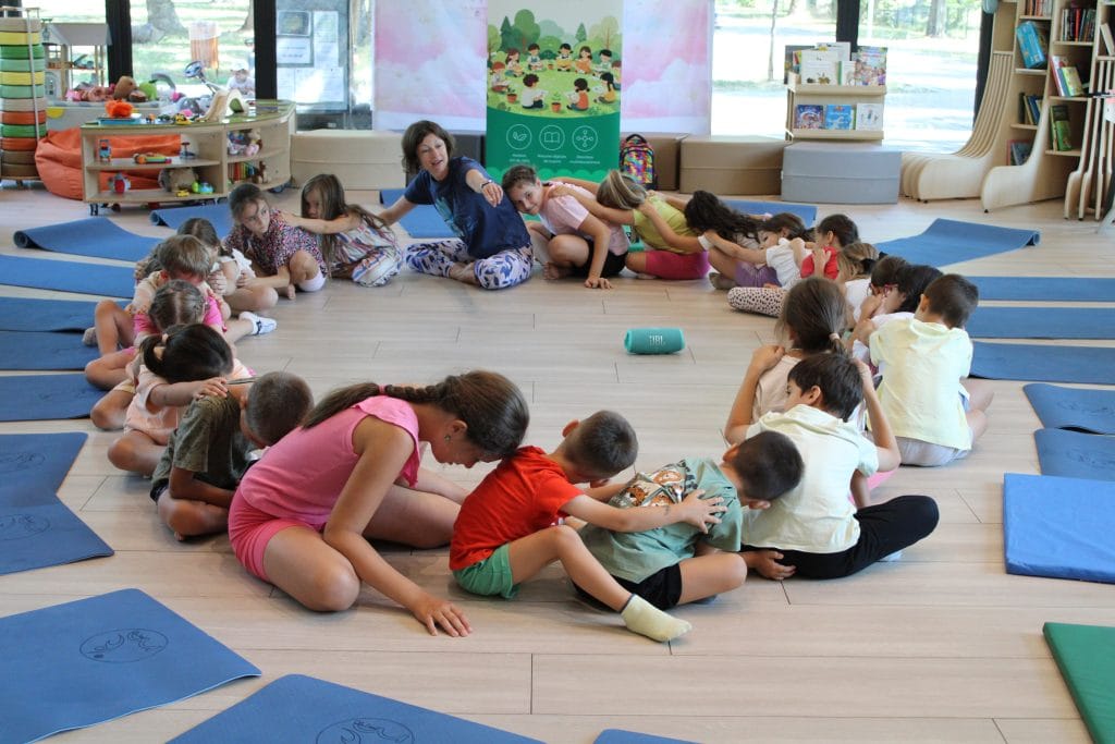 Atelier de mișcare și yoga – Corpul care se mișcă bine susținute de Asociația Bioza prin Oana Teslaru la Comunitatea locală Timișoara