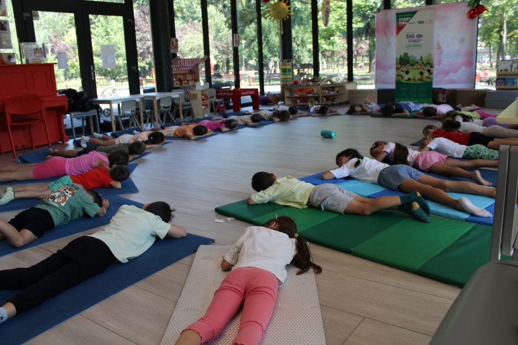 Atelier de mișcare și yoga – Corpul care se mișcă bine susținute de Asociația Bioza prin Oana Teslaru la Comunitatea locală Timișoara