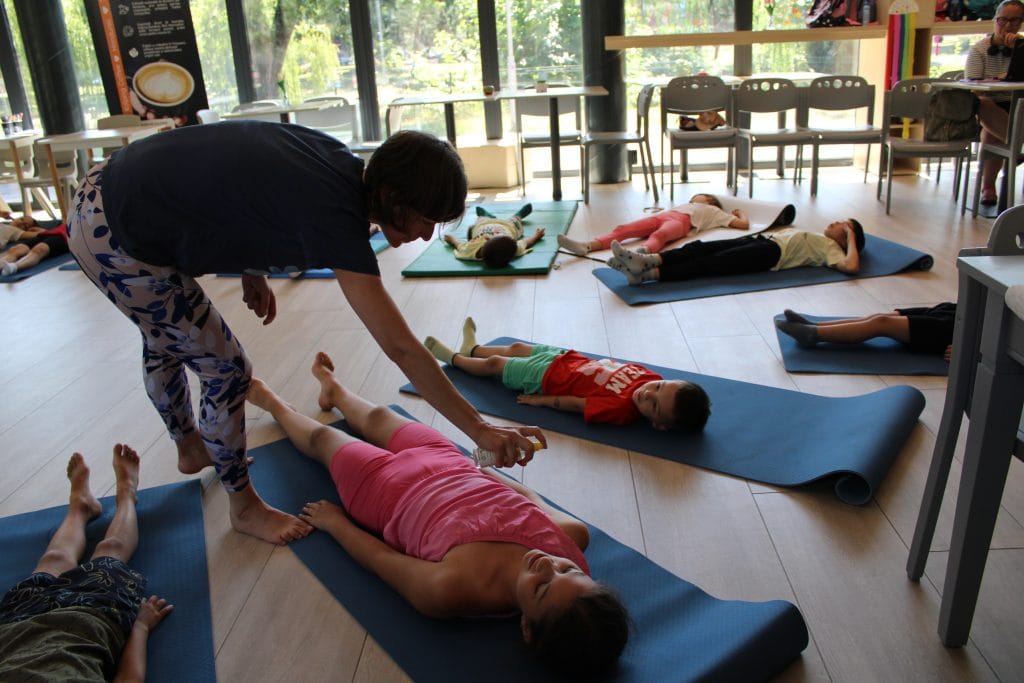 Atelier de mișcare și yoga – Corpul care se mișcă bine susținute de Asociația Bioza prin Oana Teslaru la Comunitatea locală Timișoara