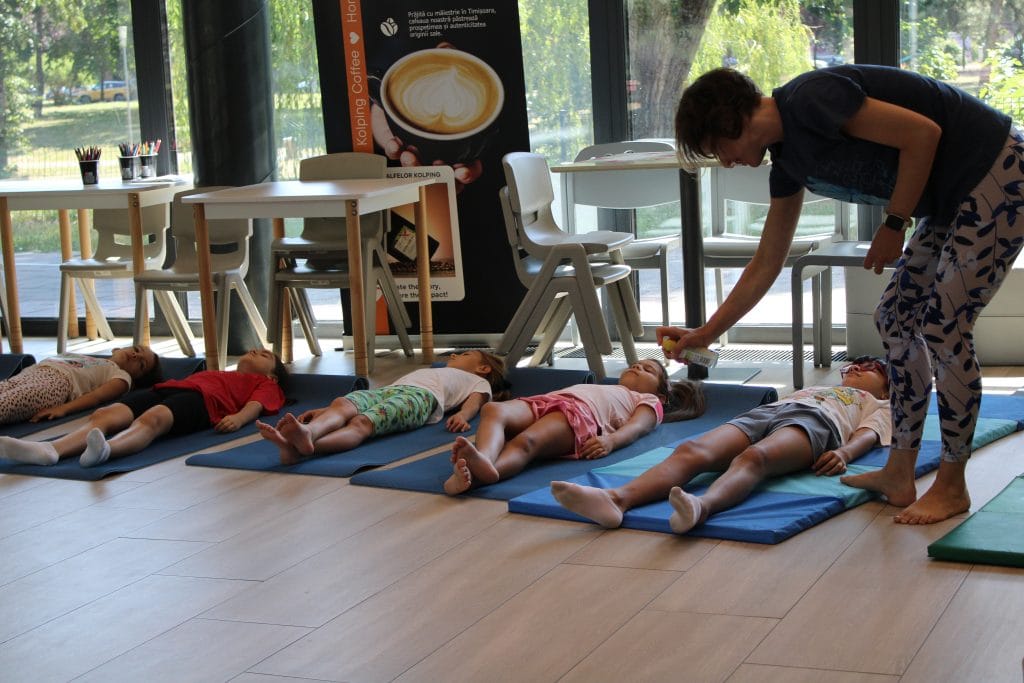 Atelier de mișcare și yoga – Corpul care se mișcă bine susținute de Asociația Bioza prin Oana Teslaru la Comunitatea locală Timișoara