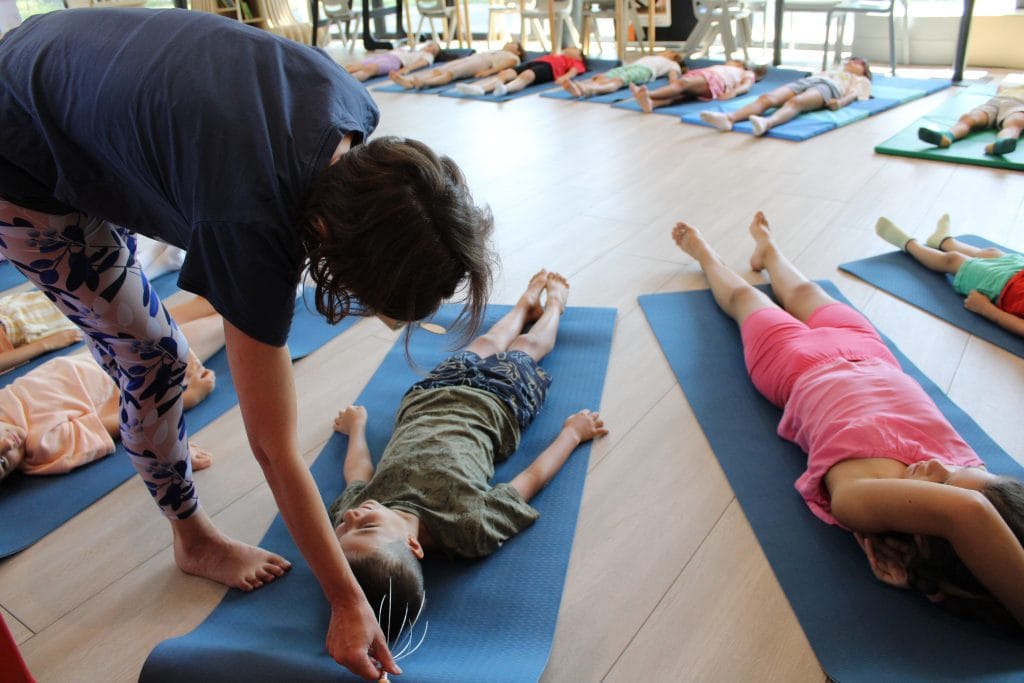 Atelier de mișcare și yoga – Corpul care se mișcă bine susținute de Asociația Bioza prin Oana Teslaru la Comunitatea locală Timișoara
