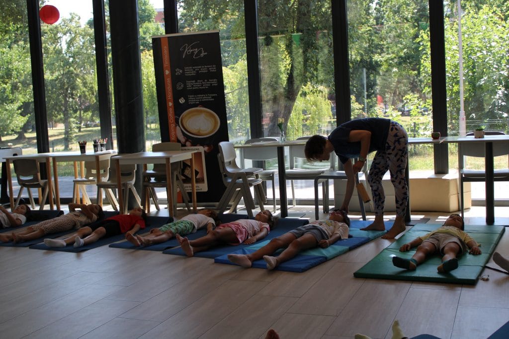 Atelier de mișcare și yoga – Corpul care se mișcă bine susținute de Asociația Bioza prin Oana Teslaru la Comunitatea locală Timișoara