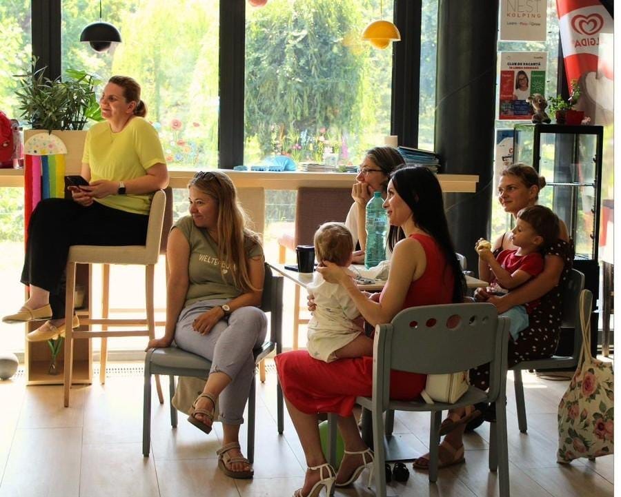 Cei patru specialiști ai programului răspund întrebărilor părinților la atelierul multidisciplinar